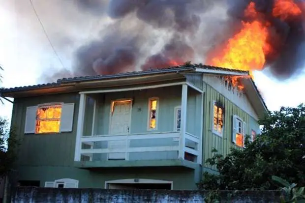 Incêndio consome casa no Bairro Bortolotto