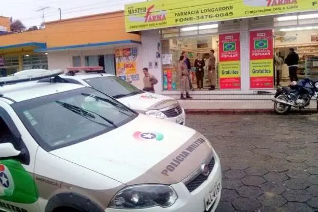 PM de Nova Veneza persegue dupla que assaltou farmácia no Caravaggio
