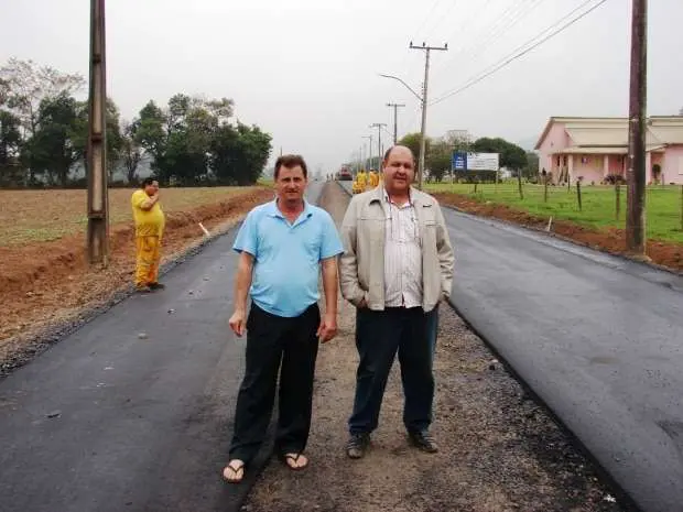 O vice Zé Spillere (PSD) e o vereador Altevir Amboni (PP) estavam acompanhando na quarta-feira o asfaltamento deste trecho em São Bento Alto até na ponte. É o início do asfaltamento da rodovia São Bento Alto-Vila Maria.