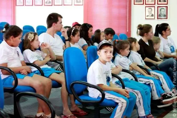Vereador recebe alunos da Escola Municipal Vila Maria