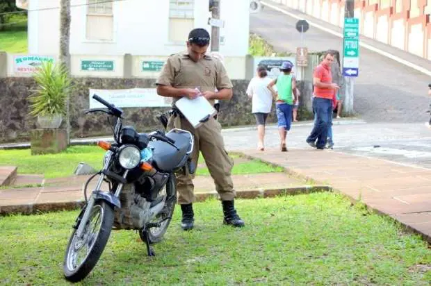 Motociclista cai depois de fugir de abordagem da PM