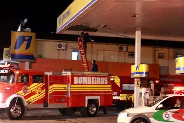 Bombeiros controlam princípio de incêndio em posto de combustíveis em Nova Veneza
