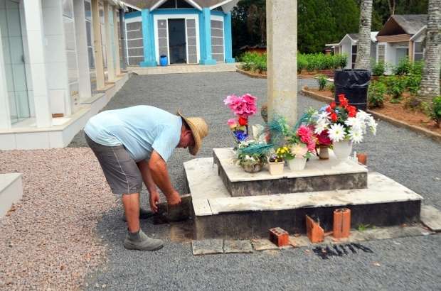 Prefeitura realiza melhorias nos cemitérios para Finados