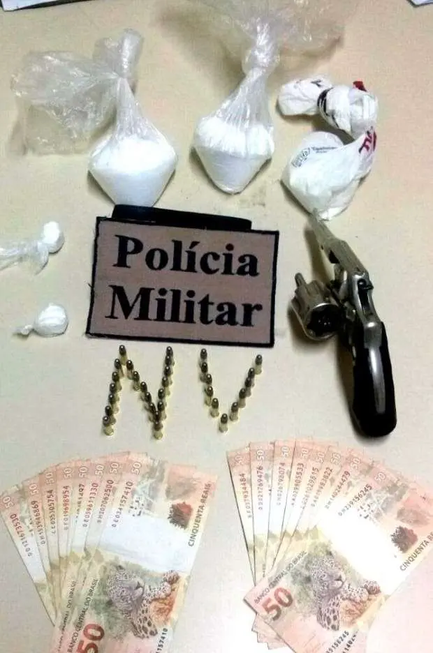Drogas, arma e carro furtado são apreendidos pela PM de Nova Veneza