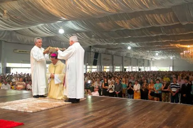 Dom Onécimo Alberton recebe o ministério episcopal