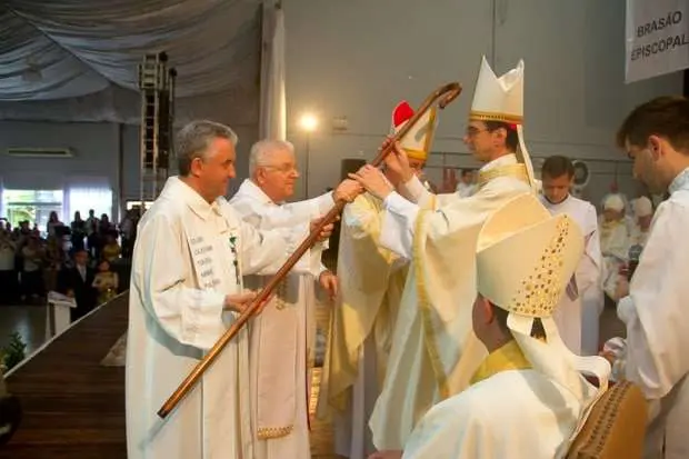 Dom Onécimo Alberton recebe o ministério episcopal