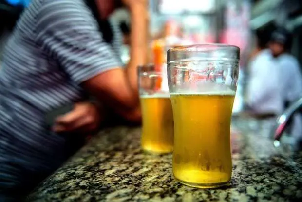 Venda de bebidas alcoólicas a menores de 18 anos agora é crime