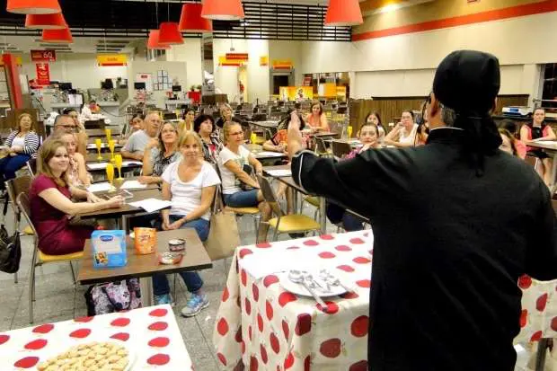 Curso de culinária reúne mais de 30 alunos no Bistek Supermercados 