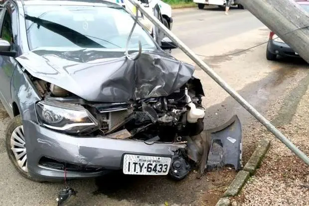 Carro bate em poste após atingir moto no São Bento Baixo