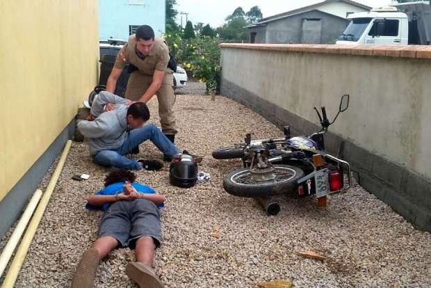 Dois são detidos no São Bento Baixo com moto com motor furtado