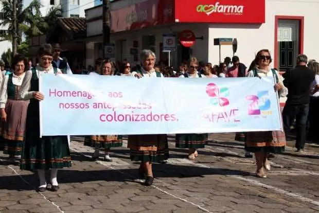 Desfile Cívico de Nova Veneza apresenta tema “Eu vim para servir”