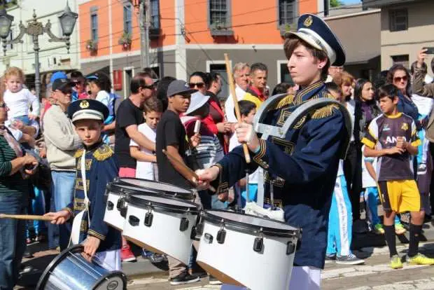 Desfile Cívico de Nova Veneza apresenta tema “Eu vim para servir”