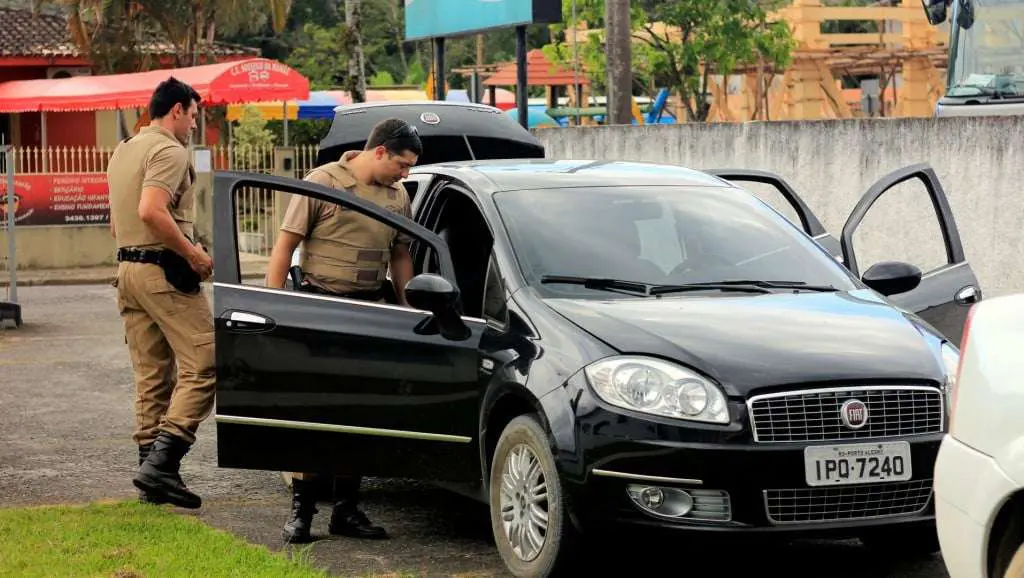 Veículo roubado suspeito de ser usado em tentativa de furto é apreendido pela PM