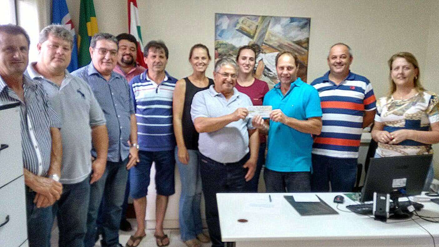 João Amim entrega mais de R$ 4 mil para a Apae de Nova Veneza