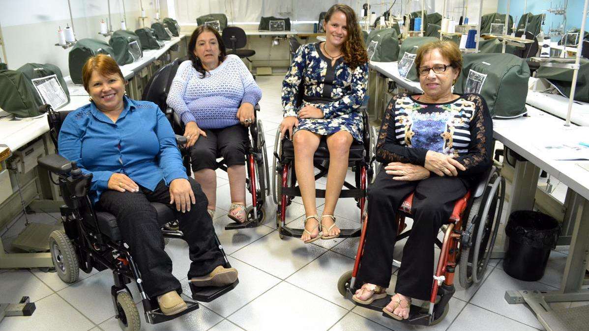 Cadeirantes protagonizam desfile de moda na ACIC