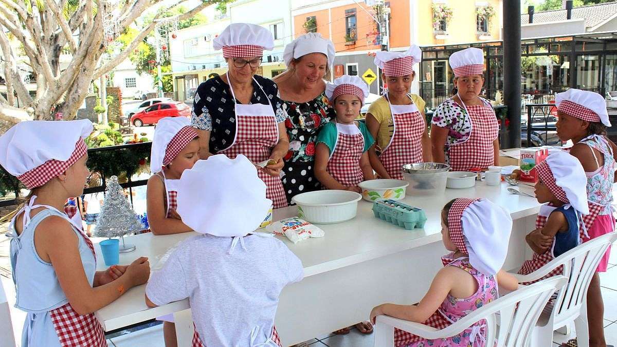 Crianças colocam a mão na massa na “A Fantástica Fábrica de Bolachas” em Nova Veneza