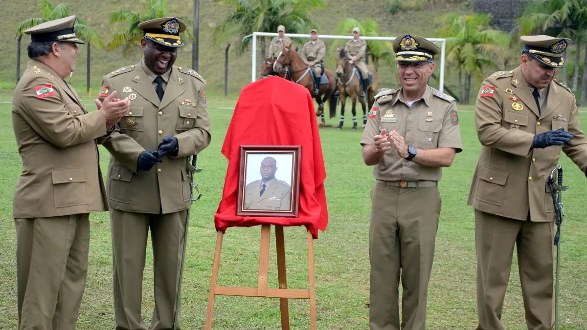 Prefeitos da Amrec prestam homenagem ao Tenente-Coronel Fraga