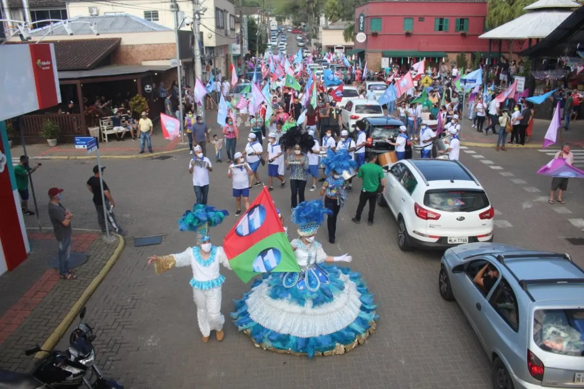 Carnaval de Ênio e Ângela invade a praça