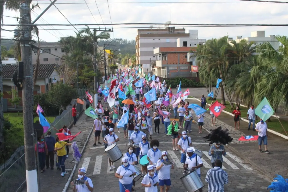 Carnaval de Ênio e Ângela invade a praça