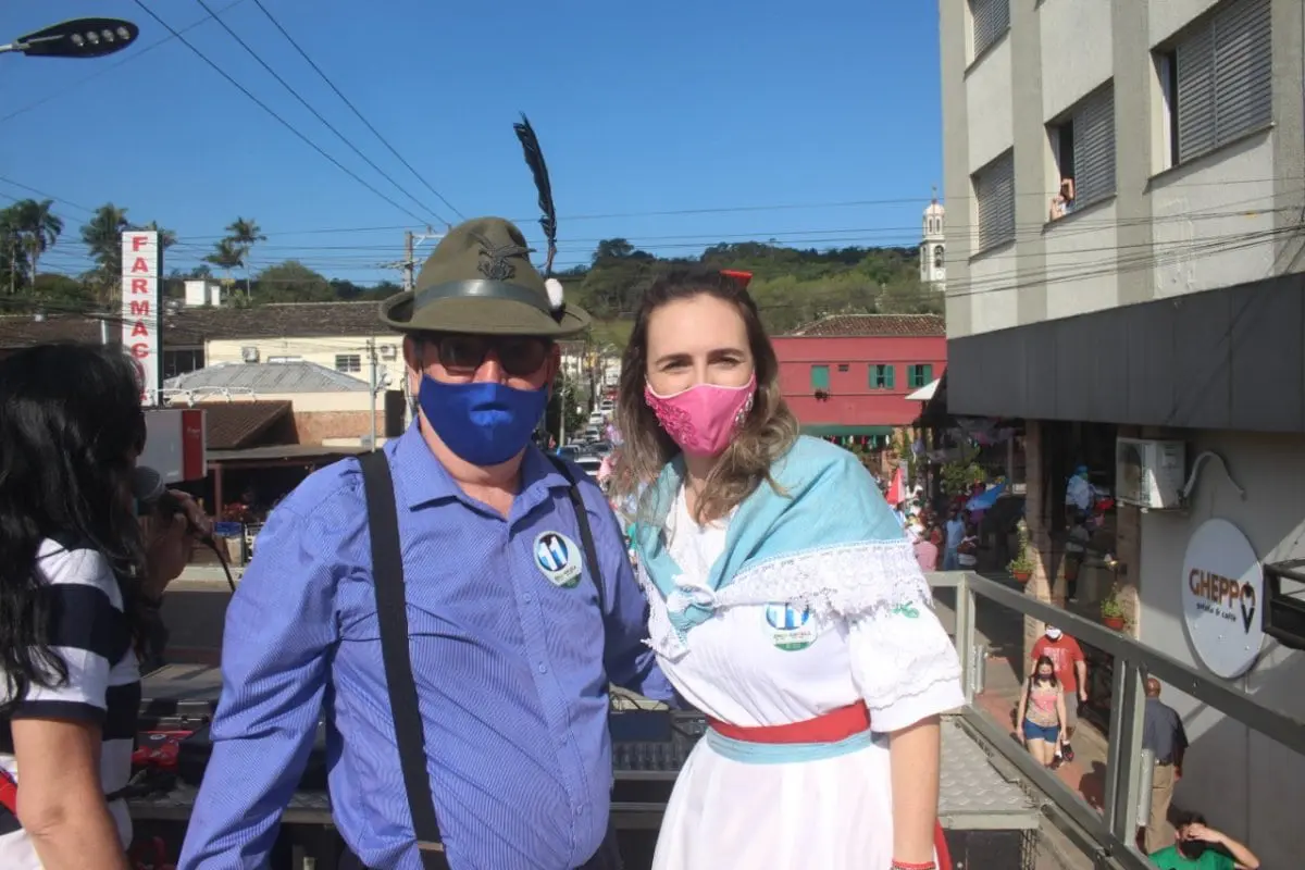 Carnaval de Ênio e Ângela invade a praça