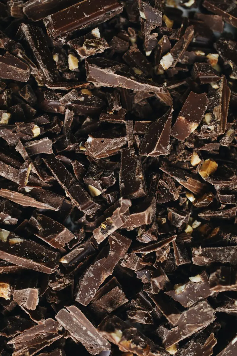 Chocolate amargo diminui fissura por cigarro em quem está tentando parar de fumar, diz estudo brasileiro