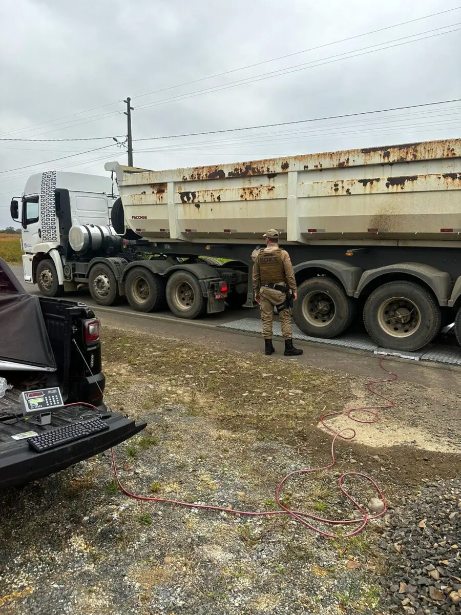 Em Nova Veneza operação ‘Carga Pesada’ fiscaliza caminhões e flagra mais de 90 toneladas em excesso de peso
