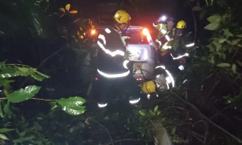 Corpo de Bombeiros é acionado após acidente de trânsito no Morro do Caravaggio