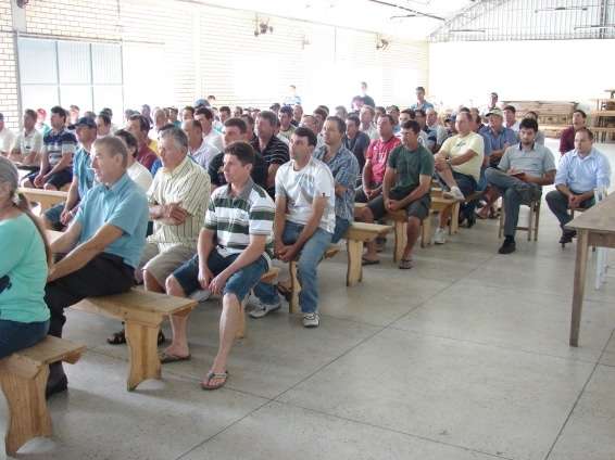 Integrantes da Comissão Granizo esclarecem dúvidas dos agricultores