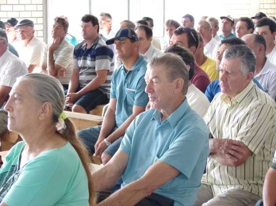 Integrantes da Comissão Granizo esclarecem dúvidas dos agricultores