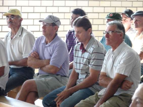 Integrantes da Comissão Granizo esclarecem dúvidas dos agricultores 1 Integrantes da Comissão Granizo esclarecem dúvidas dos agricultores