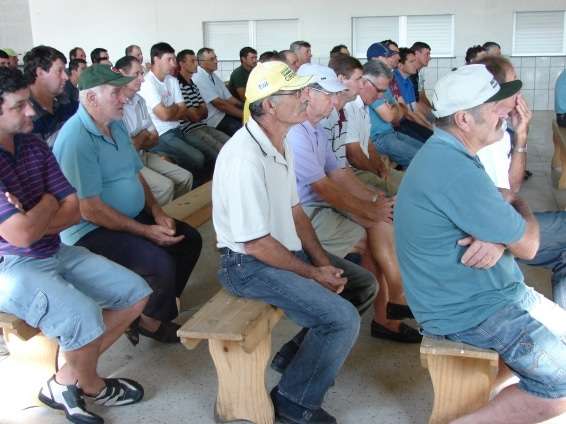 Integrantes da Comissão Granizo esclarecem dúvidas dos agricultores