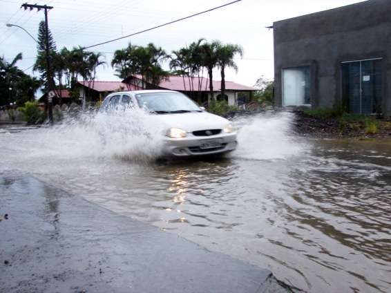 Após enxurrada desta sexta-feira, Rua Alfredo Pessi volta a alagar