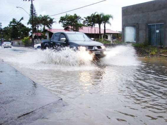 Após enxurrada desta sexta-feira, Rua Alfredo Pessi volta a alagar 1 Após enxurrada desta sexta-feira, Rua Alfredo Pessi volta a alagar