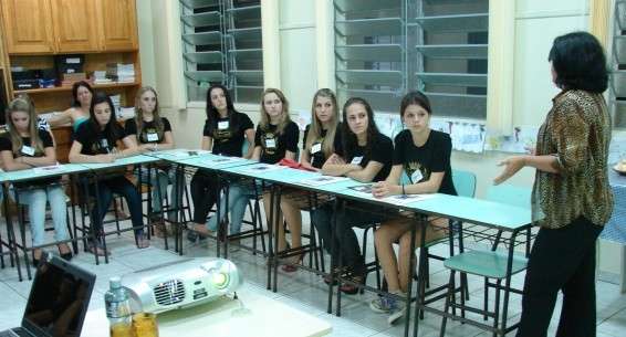 Candidatas a Rainha participam da terceira etapa do concurso