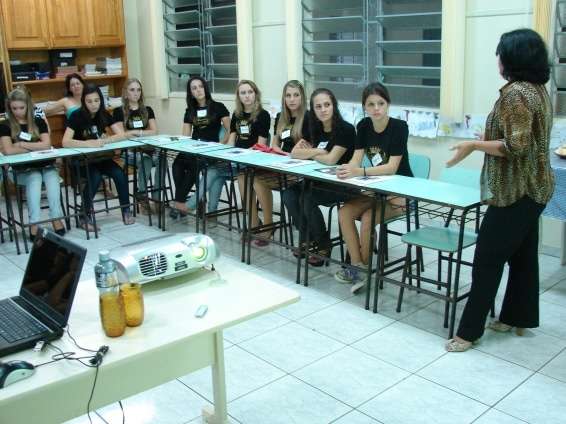 Candidatas a Rainha participam da terceira etapa do concurso