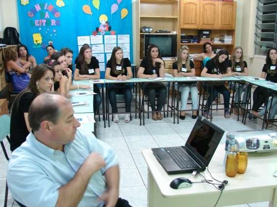 Candidatas a Rainha participam da terceira etapa do concurso