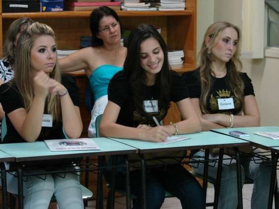 Candidatas a Rainha participam da terceira etapa do concurso