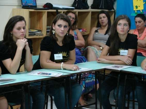 Candidatas a Rainha participam da terceira etapa do concurso