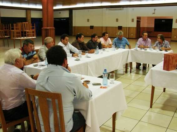 Sócios da Confraria Pan & Vin recebem consultoria de enólogo da Casa Perini