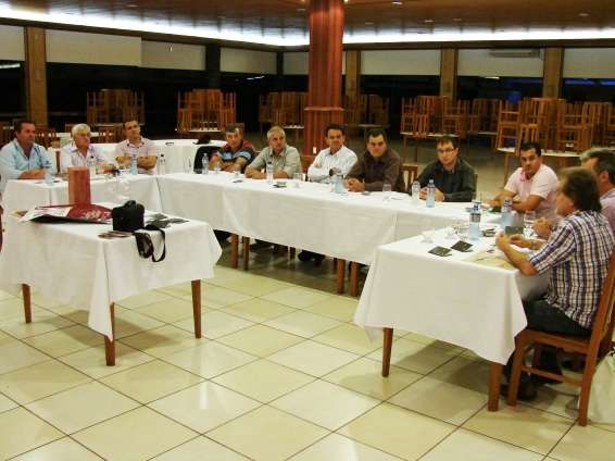 Sócios da Confraria Pan & Vin recebem consultoria de enólogo da Casa Perini