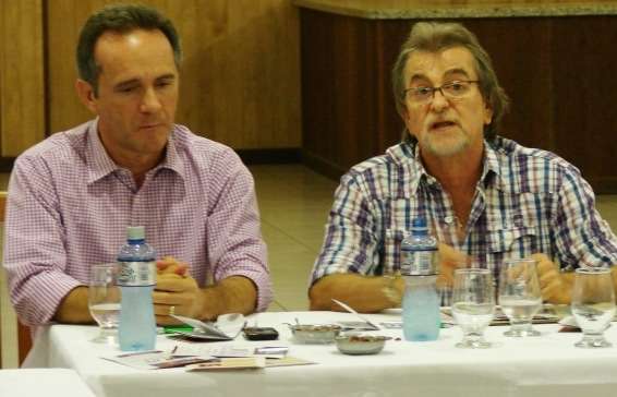 Sócios da Confraria Pan & Vin recebem consultoria de enólogo da Casa Perini