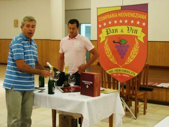 Sócios da Confraria Pan & Vin recebem consultoria de enólogo da Casa Perini