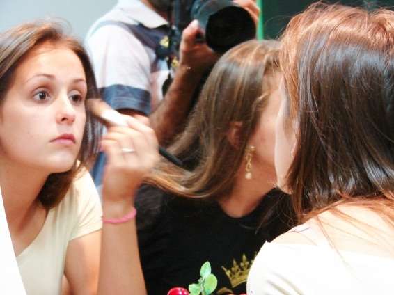 Candidatas a rainha da Festa da Gastronomia, aprendem noções de maquiagem