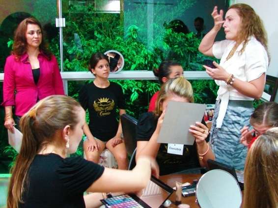 Candidatas a rainha da Festa da Gastronomia, aprendem noções de maquiagem