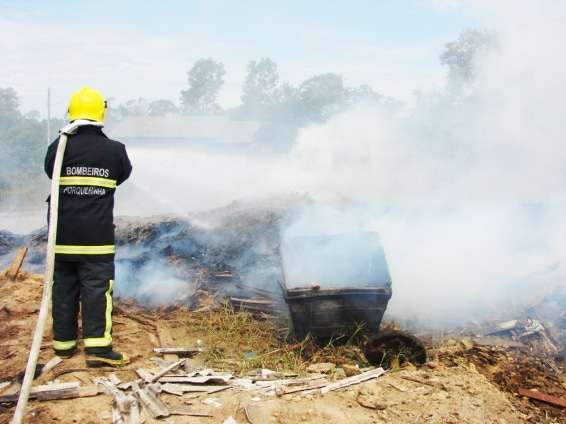 Corpo de Bombeiros é acionado para conter fogo em serragem de antiga serra-fita
