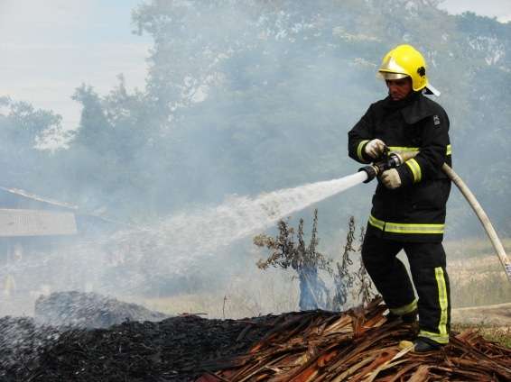 Corpo de Bombeiros é acionado para conter fogo em serragem de antiga serra-fita