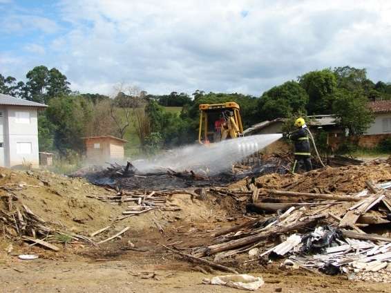 Corpo de Bombeiros é acionado para conter fogo em serragem de antiga serra-fita