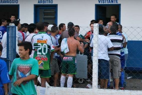 DSC_0335 Confusão e arbitragem escoltada no Caravaggio