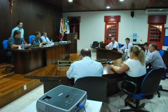 Vereadores pedem reparos das ruas danificas no distrito do Caravaggio 1 Vereadores pedem reparos das ruas danificas no distrito do Caravaggio