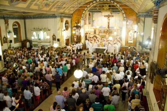 Missa do Crisma reúne cerca de 2 mil em Nova Veneza 1 Missa do Crisma reúne cerca de 2 mil em Nova Veneza